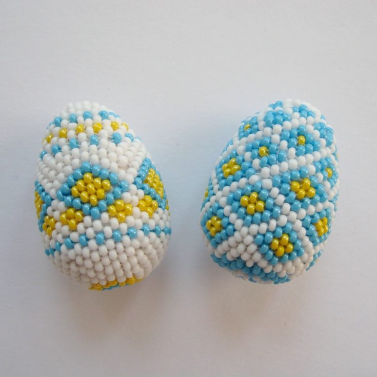 2 eggs decorated using Beads and Geometry
