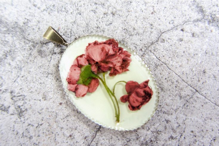 Beautiful pendant with flowers in epoxy resin.