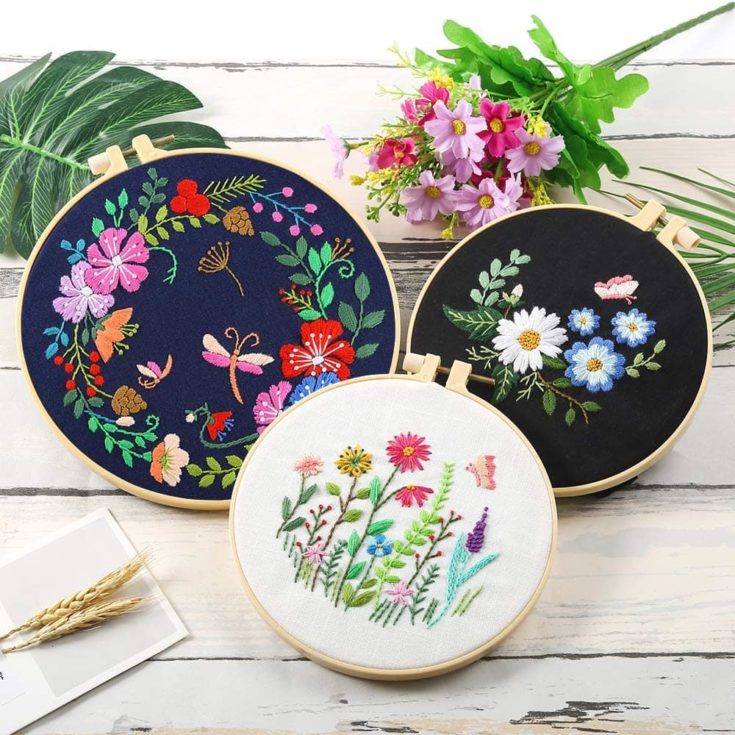 Caydo 3 Sets Embroidery Starter Kit with Pattern and Instructions, Cross Stitch Kit Include 3 Embroidery Clothes with Floral Pattern, 3 Plastic Embroidery Hoops, Color Threads and Tools