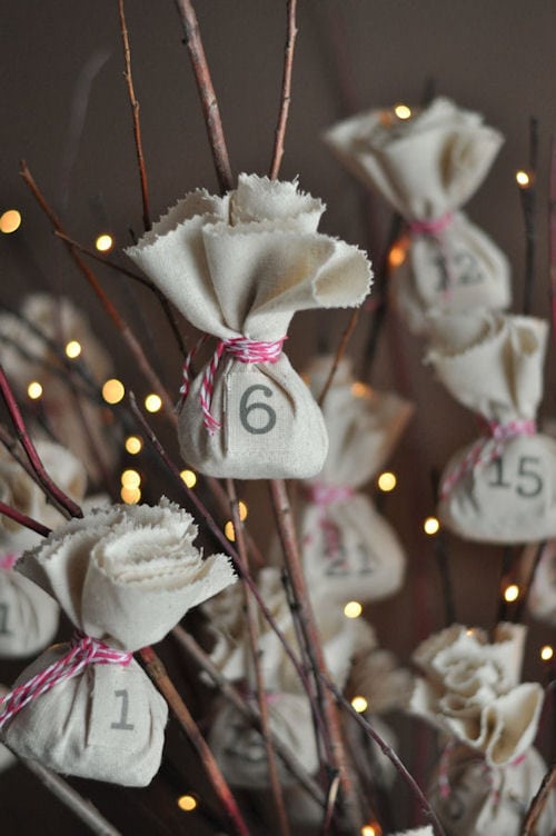 DIY advent calendar of pouch cloth tied in sticks