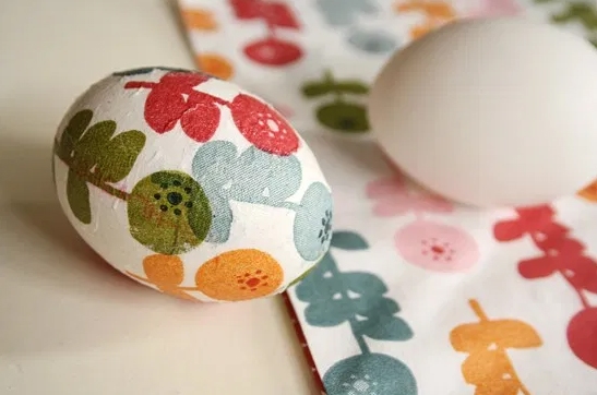 DIY – Decoupage Easter eggs