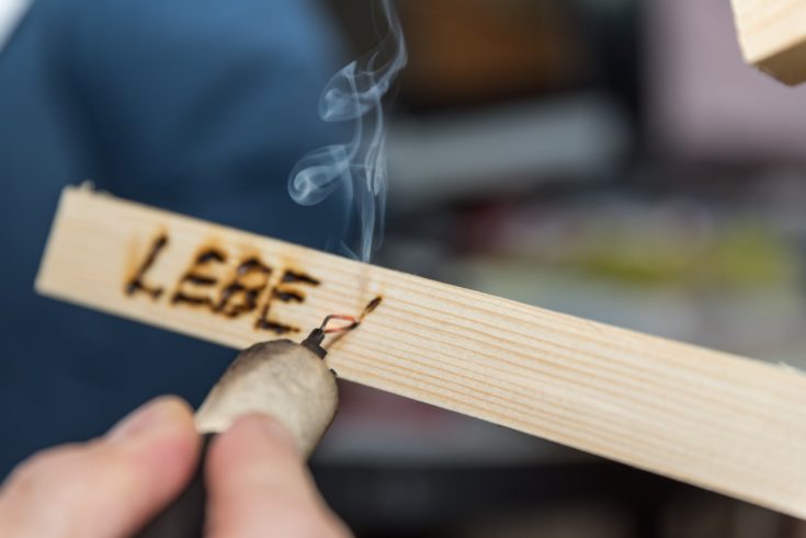 A slogan is used as a pyrography in wood with a firebrick.