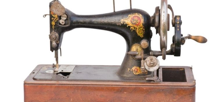How to Open a Singer Sewing Machine Case Lid Without a Key