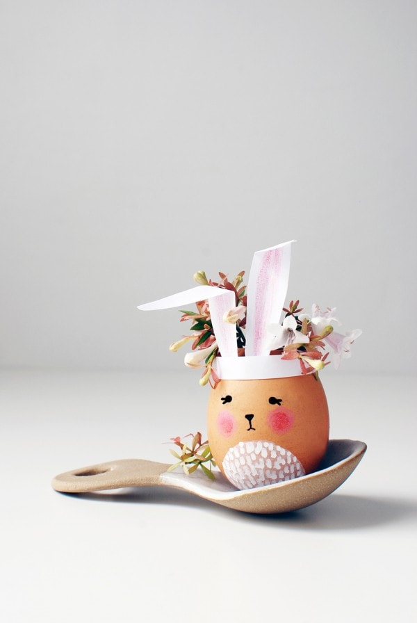 adorable Easter Bunny mini vases from eggshells