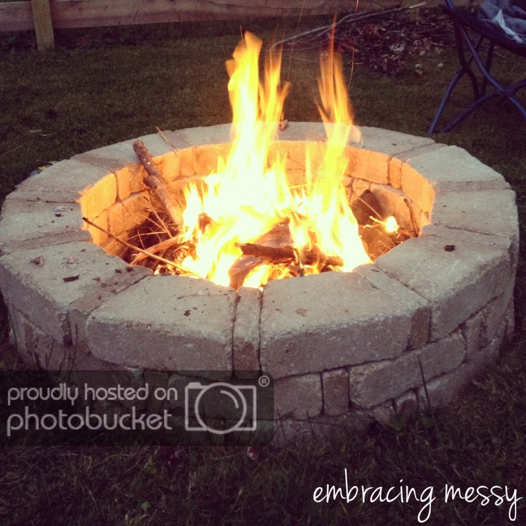 Embrasing Messy rounded stone fire pit