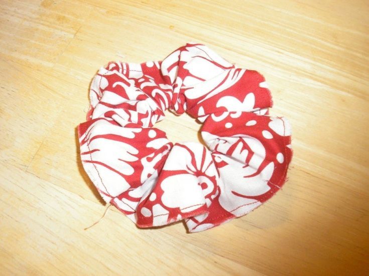 circular Simple Scrunchie on a wooden table