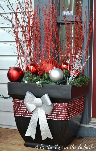 A Pretty Life in the Suburbs big black pot with white ribbon and assorted Christmas decors